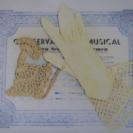 Guante antiguo con su canastita de crochet sobre diploma de música, 2003. Copia directa