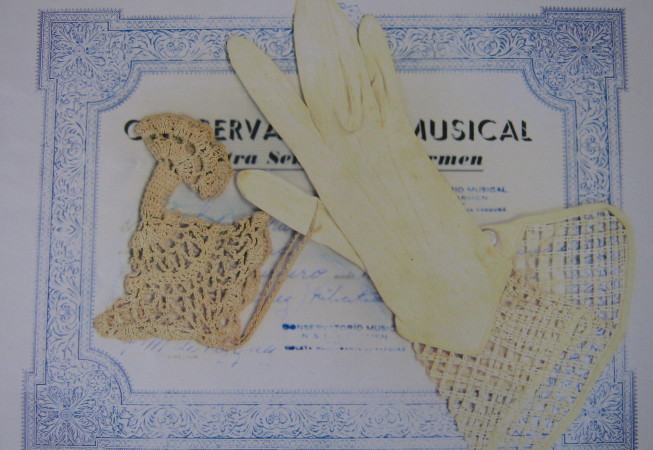 Guante antiguo con su canastita de crochet sobre diploma de música, 2003. Copia directa